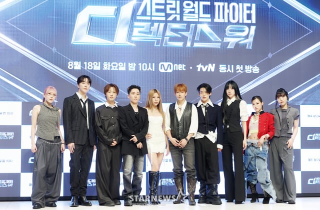 Los bailarines Hash, Casper, Jung Min-jun, In-gyu, Shimizu, Baby Joo, Baek Gu-young, Bada, Renan y Nain asistieron el 18 a la rueda de prensa del programa de entretenimiento de Mnet 'Street World Fighter : Directors War', celebrado en el Hotel Elliena del distrito de Gangnam, Seúl, donde posaron para las cámaras. /foto=Kim Hwi-seon hwijpg@