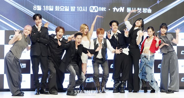 Los bailarines Hash, Casper, Jung Min-jun, In-gyu, Shimizu, Baby Joo, Baek Gu-young, Bada, Renan y Nain asistieron el 18 a la rueda de prensa del programa de entretenimiento de Mnet 'Street World Fighter : Directors War', celebrada en el Hotel Elliena del distrito de Gangnam, Seúl, donde posaron para las cámaras. /2026.08.18 /Foto=Kim Hwi-seon hwijpg@