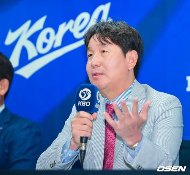 The manager of Ryu Ji-hyeon (CEO) is seen responding during a press conference announcing the final roster for the Aichi-Nagoya Asian Games baseball national team in June. /Photo-=OSEN