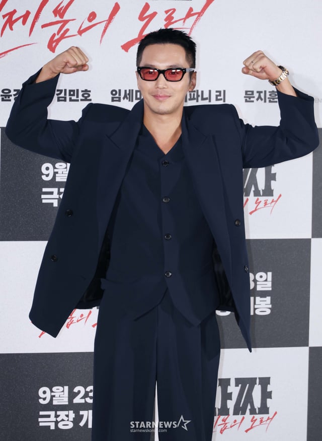 배우 변요한이 18일 오전 서울 CGV용산아이파크몰에서 진행된 영화 '타짜: 벨제붑의 노래' 제작발표회에 참석해 포즈를 취하고 있다. 온라인 카지노 사업으로 세상을 다 가진줄 알았던 장태영(변요한), 그리고 그의 모든 것을 빼앗은 같은 이름의 절친 박태영(노재원)이 글로벌 도박판에서 다시 만나 복수의 한판을 벌이게 되는 타짜 시리즈의 마지막 ‘타짜: 벨제붑의 노래’는 9월 23일 개봉한다. /2026.08.18 /사진=이동훈 photoguy@