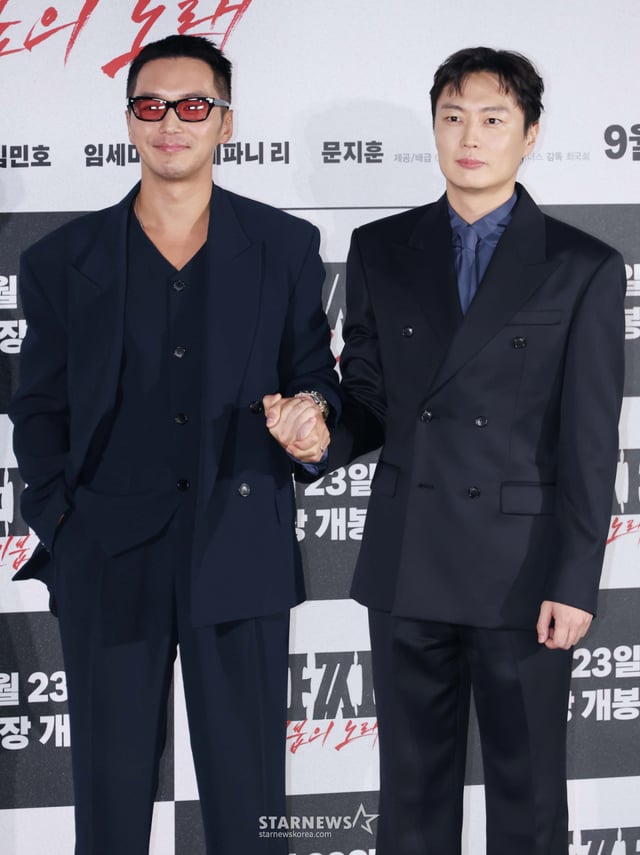 俳優ピョン·ヨハン、ノ·ジェウォンが18日午前、ソウルCGV龍山アイパークモールで行われた映画「タチャ:ベルゼブブブの歌」製作発表会に参加しポーズを取っている。 オンラインカジノ事業で世の中をすべて手にしたと思っていたチャン·テヨン(ビョン·ヨハン)、そして彼のすべてを奪った同じ名前の親友パク·テヨン(ノ·ジェウォン)がグローバル賭博場で再び会って復讐の一戦を繰り広げることになるタチャシリーズの最後「タチャ:ベルゼブブブの歌」は9月23日封切りする。 /2026.08.18 /写真=イ·ドンフン photoguy@