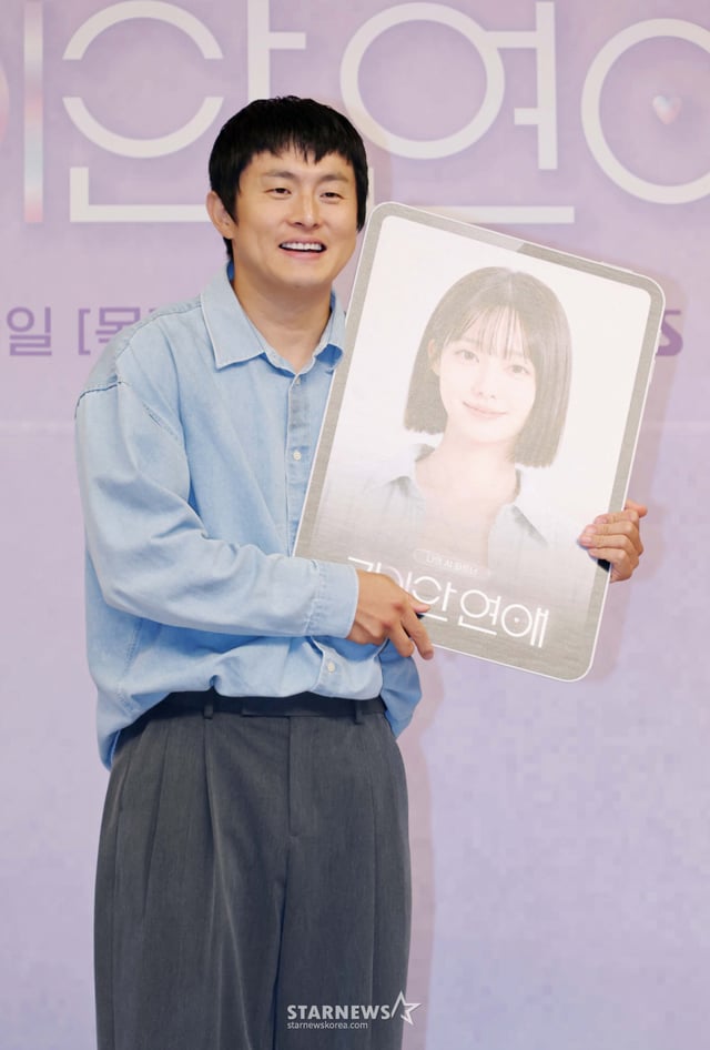 (Seúl=NEWS1) Reportero Kwon Hyun-jin = El presentador Ki-an 84 posó para fotografías en la rueda de prensa del primer programa de supervivencia sobre citas con inteligencia artificial (IA) de Corea, 'Mi socio de IA: Gii-an Love', organizado por SBS el pasado día 18 en las instalaciones de SBS Mokdong, en el distrito Yangcheon de Seúl. 2026.8.18/NEWS1 Copyright © NEWS1. Todos los derechos reservados. Prohibida la reproducción total o parcial sin autorización y su uso para el aprendizaje de IA. /foto=(Seúl=NEWS1) Reportero Kwon Hyun-jin
