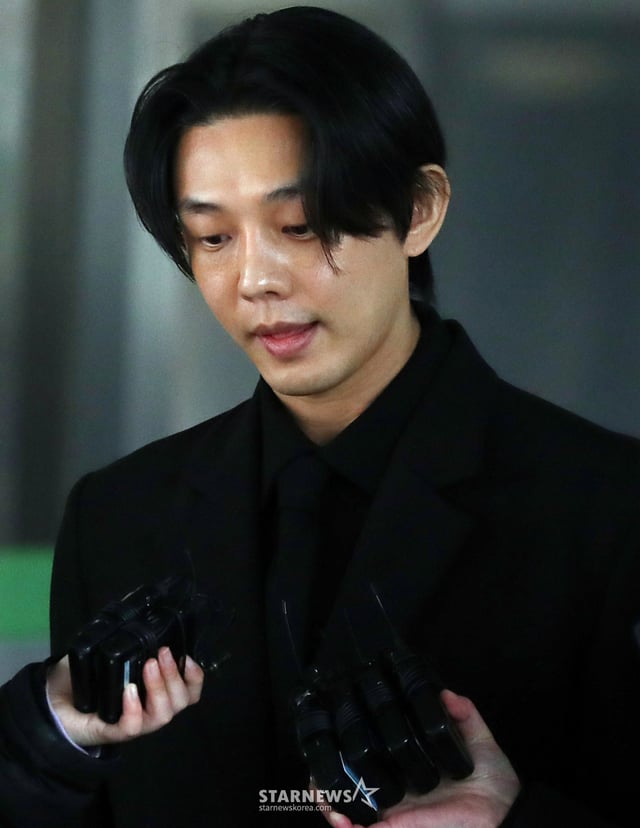 Actor Yoo Ah-in (real name Eom Hong-sik), indicted on charges including violation of the Narcotics Control Act (psychotropic substances), is heading to his vehicle after attending his first trial at Seoul Seocho-gu Central District Court on the morning of the 12th. Currently, Yoo Ah-in faces charges of habitual use of seven or more types of narcotics, including propofol, marijuana, ketamine, cocaine, zolpidem, midazolam, and alprazolam (violation of the Narcotics Control Act, etc.). 2023.12.12 / Photo=Kim Chang-hyun