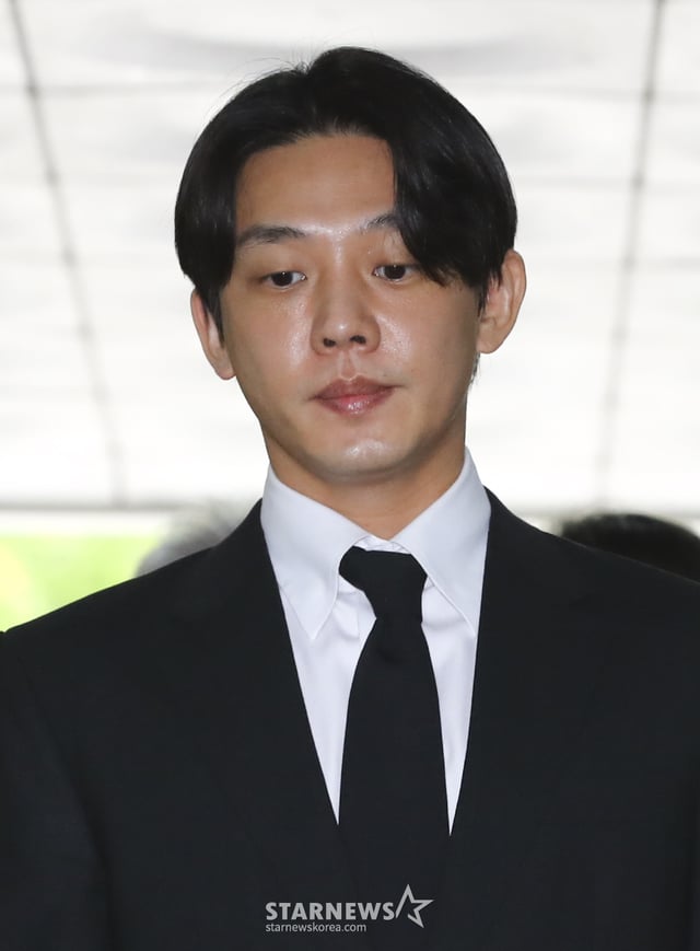 Actor Yoo Ah-in (real name Eom Hong-sik), who is under suspicion of violating the Narcotics Control Act, appears at an arrest warrant substantive review (pre-trial detention hearing) held at Seoul Seocho-gu Central District Court on the morning of the 24th. Yoo Ah-in faces charges of using narcotics such as propofol, marijuana, cocaine, and ketamine. The Drug Crime Investigation Team of the Seoul National Police Agency, which handled the case, applied for a pre-trial arrest warrant against Yoo Ah-in on the 19th, citing concerns over evidence destruction and escape. The Seoul Central District Prosecutors' Office requested an arrest warrant from the court on the 22nd. An arrest warrant was also requested against writer A, a graduate of an art university, who was identified as an accomplice to Yoo Ah-in on the same charges. 2023.05.24