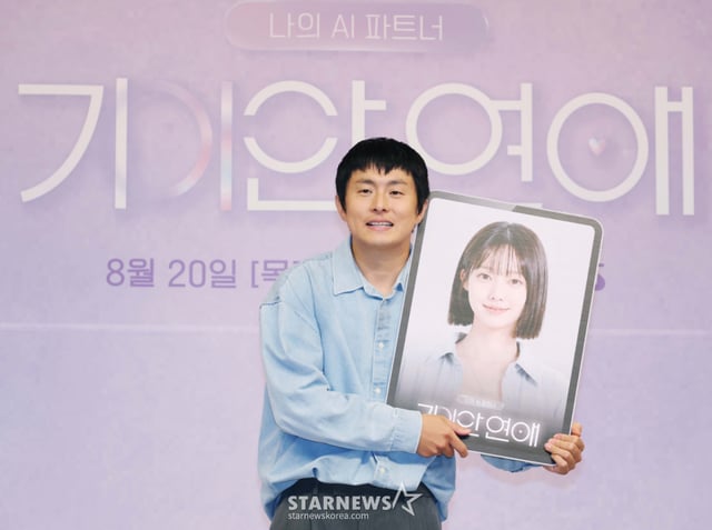 방송인 기안84가 18일 오후 서울 양천구 목동 SBS에서 진행된 예능프로그램 '나의 AI파트너-기이안 연애' 제작발표회에 참석해 포즈를 취하고 있다. 인간 대표’ 3인이 ‘AI 파트너’와 직접 데이트하며 AI의 가능성과 한계를 관찰하는 발칙한 연애 실험 '나의 AI파트너-기이안 연애'는 오는 20일 첫 방송된다. /2026.08.18 /사진=이동훈 photoguy@
