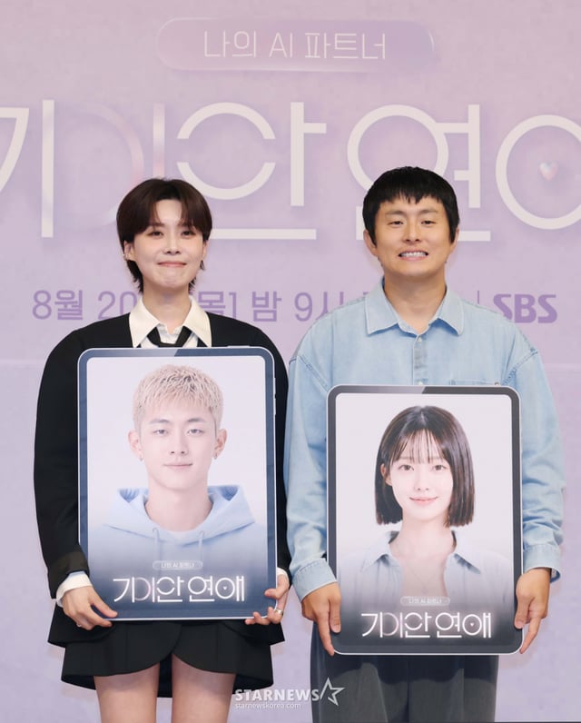 チャン·ドヨン、キアン84が18日午後、ソウル陽川区木洞SBSで行われた芸能番組「私のAIパートナー-キアン恋愛」製作発表会に参加しポーズを取っている。 「人間代表」3人が「AIパートナー」と直接デートしAIの可能性と限界を観察する不埒な恋愛実験「私のAIパートナー-ギイアン恋愛」は20日に初めて放送される。 /2026.08.18 /写真=イ·ドンフン photoguy@