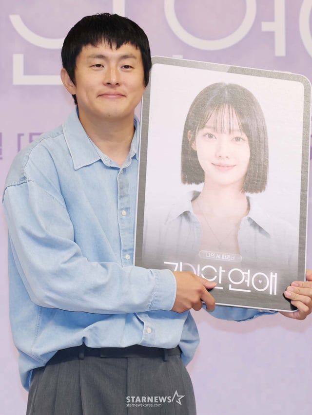 방송인 기안84가 18일 오후 서울 양천구 목동 SBS에서 진행된 예능프로그램 '나의 AI파트너-기이안 연애' 제작발표회에 참석해 포즈를 취하고 있다. 인간 대표’ 3인이 ‘AI 파트너’와 직접 데이트하며 AI의 가능성과 한계를 관찰하는 발칙한 연애 실험 '나의 AI파트너-기이안 연애'는 오는 20일 첫 방송된다. /2026.08.18 /사진=이동훈 photoguy@