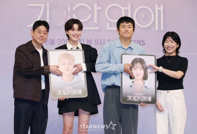 원승재PD, 장도연, 기안84, 손정민PD가 18일 오후 서울 양천구 목동 SBS에서 진행된 예능프로그램 '나의 AI파트너-기이안 연애' 제작발표회에 참석해 포즈를 취하고 있다. 인간 대표’ 3인이 ‘AI 파트너’와 직접 데이트하며 AI의 가능성과 한계를 관찰하는 발칙한 연애 실험 '나의 AI파트너-기이안 연애'는 오는 20일 첫 방송된다. /2026.08.18 /사진=이동훈 photoguy@
