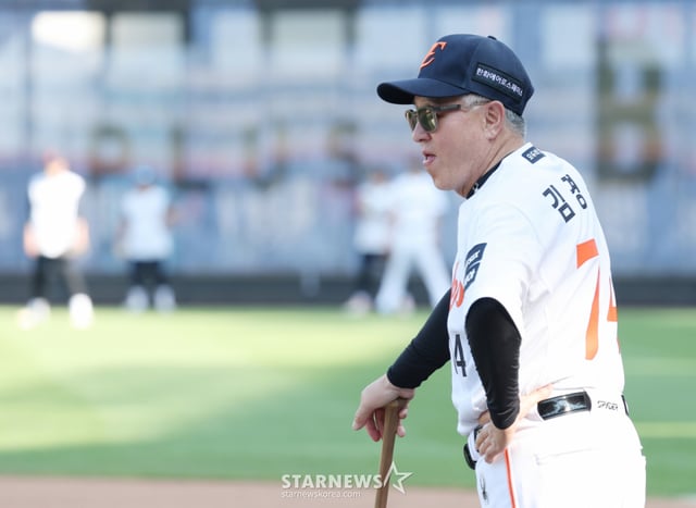 El partido de la Liga KBO 2026 Shinhan SOL entre Hanwha Eagles y KIA Tigers se disputó el día 18 en el Daejeon Hanwha Life Ballpark. El entrenador Kim Kyung-moon de Hanwha observa los entrenamientos de los jugadores con una expresión pensativa. /Foto=Kim Jin-kyung kim.jinkyung@