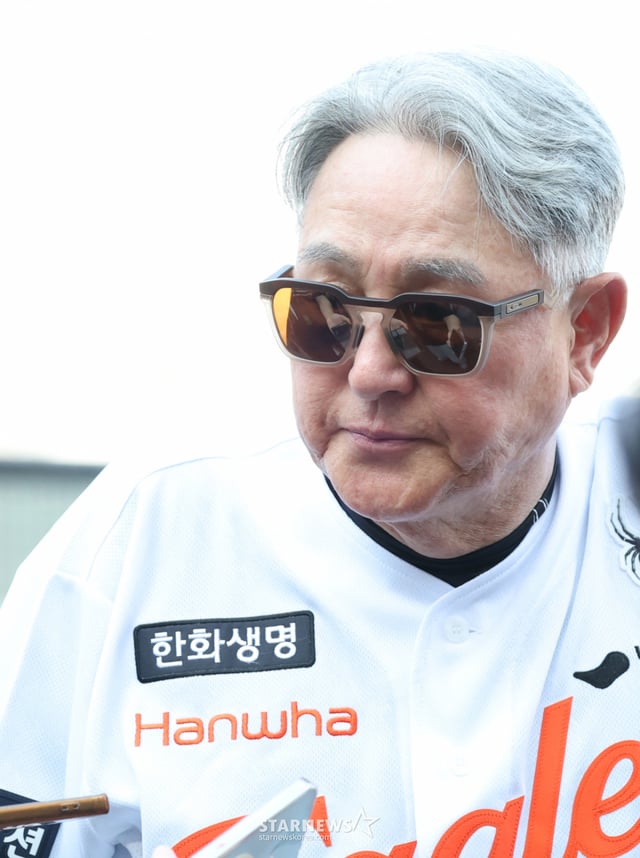 El partido de la Liga KBO 2026 Shinhan SOL entre Hanwha Eagles y KIA Tigers se disputó el día 18 en el Daejeon Hanwha Life Ballpark. El entrenador Kim Kyung-moon de Hanwha mantiene una conversación con los periodistas. /Foto=Kim Jin-kyung kim.jinkyung@