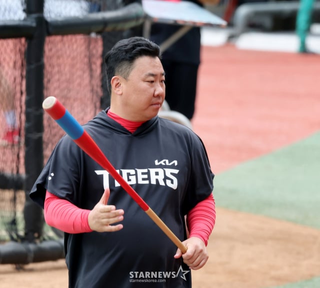 KIA manager Lee Beom-ho is seen instructing players before the '2026 SOL KBO League' match between SSG Landers and KIA Tigers at Incheon Landers Field on July 16, 2026. 2026.07.16. /Photo=Senior reporter Kang Young-jo cameratalks@