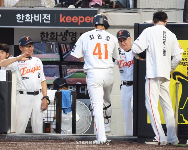 2026 신한 SOL KBO리그 한화 이글스 대 KIA 타이거즈 경기가 18일 대전한화생명볼파크에서 열렸다. 한화 최인호가 1회말 무사에서 KIA 선발 네일을 상대로 선제 1점 홈런을 날리고 홈인한 후 김경문 감독의 환영을 받고 있다. /사진=김진경 kim.jinkyung@