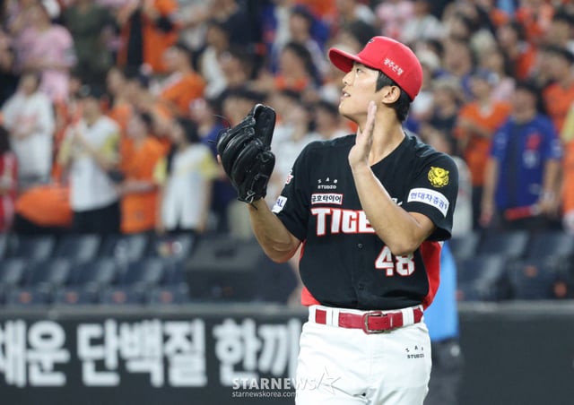 2026 신한 SOL KBO리그 한화 이글스 대 KIA 타이거즈 경기가 18일 대전한화생명볼파크에서 열렸다. KIA 이의리가 경기를 매조지한 후 박수를 치고 있다. /사진=김진경 kim.jinkyung@