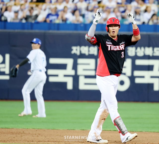 기아 7번타자 하주석이 30일 대구삼성라이온즈파크에서 열린 2026KBO리그 삼성라이온즈와 기아타이거즈 경기 6회초 1사 2,3루에서 2타점 2루타로 출루한 후 자축하고 있다 . 2026.07.30. /사진=강영조 cameratalks@