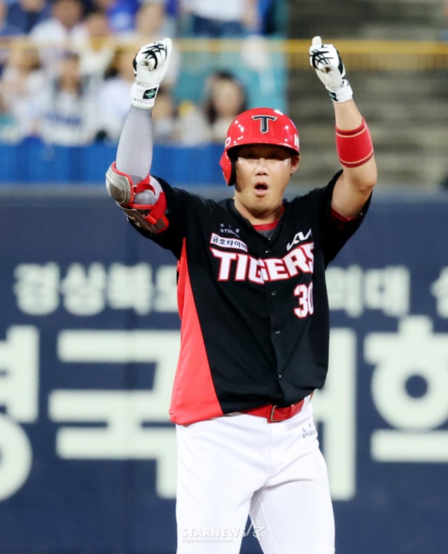 기아 7번타자 하주석이 30일 대구삼성라이온즈파크에서 열린 2026KBO리그 삼성라이온즈와 기아타이거즈 경기 6회초 1사 2,3루에서 2타점 2루타로 출루한 후 자축하고 있다 . 2026.07.30. /사진=강영조 cameratalks@