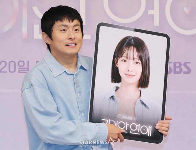 방송인 기안84가 18일 오후 서울 양천구 목동 SBS에서 진행된 예능프로그램 '나의 AI파트너-기이안 연애' 제작발표회에 참석해 포즈를 취하고 있다. 인간 대표’ 3인이 ‘AI 파트너’와 직접 데이트하며 AI의 가능성과 한계를 관찰하는 발칙한 연애 실험 '나의 AI파트너-기이안 연애'는 오는 20일 첫 방송된다. /2026.08.18 /사진=이동훈 photoguy@