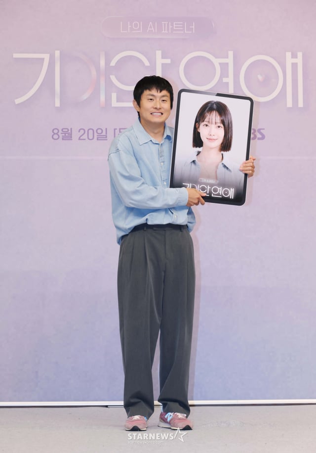 방송인 기안84가 18일 오후 서울 양천구 목동 SBS에서 진행된 예능프로그램 '나의 AI파트너-기이안 연애' 제작발표회에 참석해 포즈를 취하고 있다. 인간 대표’ 3인이 ‘AI 파트너’와 직접 데이트하며 AI의 가능성과 한계를 관찰하는 발칙한 연애 실험 '나의 AI파트너-기이안 연애'는 오는 20일 첫 방송된다. /2026.08.18 /사진=이동훈 photoguy@