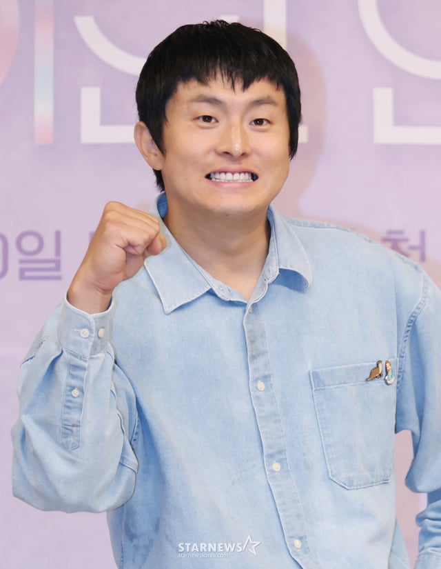 방송인 기안84가 18일 오후 서울 양천구 목동 SBS에서 진행된 예능프로그램 '나의 AI파트너-기이안 연애' 제작발표회에 참석해 포즈를 취하고 있다. 인간 대표’ 3인이 ‘AI 파트너’와 직접 데이트하며 AI의 가능성과 한계를 관찰하는 발칙한 연애 실험 '나의 AI파트너-기이안 연애'는 오는 20일 첫 방송된다. /2026.08.18 /사진=이동훈 photoguy@