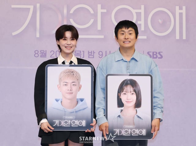 장도연, 기안84가 18일 오후 서울 양천구 목동 SBS에서 진행된 예능프로그램 '나의 AI파트너-기이안 연애' 제작발표회에 참석해 포즈를 취하고 있다. 인간 대표’ 3인이 ‘AI 파트너’와 직접 데이트하며 AI의 가능성과 한계를 관찰하는 발칙한 연애 실험 '나의 AI파트너-기이안 연애'는 오는 20일 첫 방송된다. /2026.08.18 /사진=이동훈 photoguy@