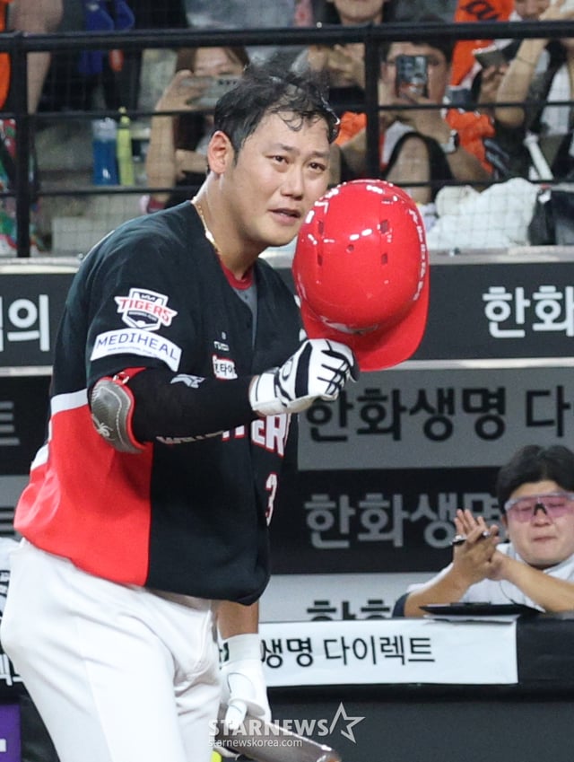 2026 신한 SOL KBO리그 한화 이글스 대 KIA 타이거즈 경기가 18일 대전한화생명볼파크에서 열렸다. 이적 후 처음으로 대전에 방문한 KIA 하주석이 2회초 타석에 들어서며 한화팬에 인사하고 있다. /사진=김진경 kim.jinkyung@