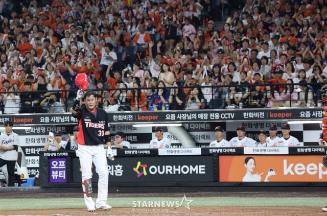 2026 신한 SOL KBO리그 한화 이글스 대 KIA 타이거즈 경기가 18일 대전한화생명볼파크에서 열렸다. 이적 후 처음으로 대전에 방문한 KIA 하주석이 2회초 타석에 들어서며 한화팬에 인사하고 있다. /사진=김진경 kim.jinkyung@