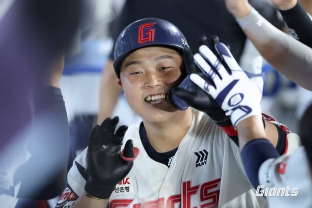 Lotte's Han Dong-hee celebrates after hitting a home run in the bottom of the 7th with two outs and bases loaded during the Busan Kiwoom game on the 18th. /Photo=Lotte Giants