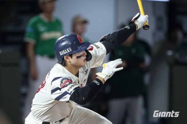 Lotte's Son Seong-bin hits an infield single during the bottom of the 7th inning in the Busan Kiwoom game on the 18th. /Photo=Lotte Giants