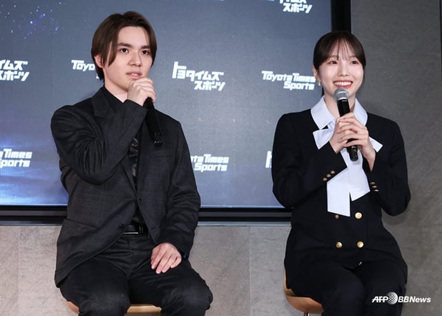 지난 5월 기자회견을 열고 현역 복귀를 선언하는 혼다 마린(오른쪽)과 그의 남자친구 우노 슈마. /AFPBBNews=뉴스1