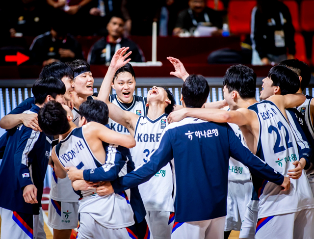 일본전 승리에 기뻐하는 한국 U-18 대표팀. /사진=FIBA 캡처