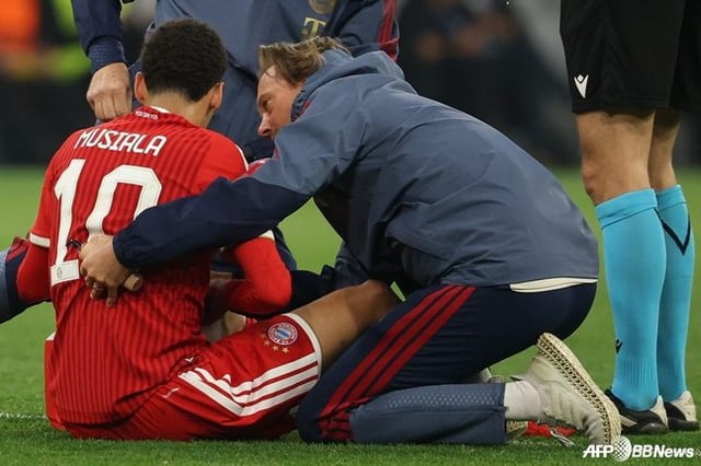 Bayern Munich key midfielder Jamal Musiala (No. 10) collapsed during a match and is receiving treatment from medical staff. /AFPBBNews=NEWS1