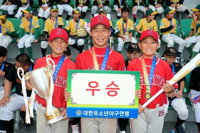 Players from the winning Sejong City Youth Baseball Team. /Photo=Korea Youth Baseball Federation