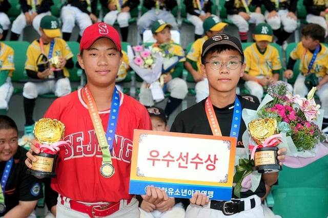 Kim Tae-woo (left, Sejong City Youth Baseball Team) and Jang Hyeon-seong (Daejeon Seo-gu Youth Baseball Team), recipients of Woo Su-seon (수상). /Photo=Korea Youth Baseball Federation
