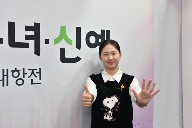 김은지 9단이 18일 제20기 지지옥션배 신사·숙녀·신예 연승대항전 28국에서 신사팀 마지막 주자 박영훈 9단에게 승리를 거두고 팀 우승을 확정지은 뒤 포즈를 취하고 있다. /사진=한국기원 제공