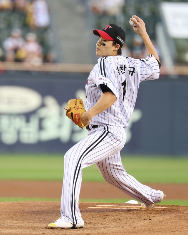 Im Chan-kyu de LG lanza con esfuerzo en el partido contra KT en Jamsil el día 18. /Foto=proporcionado por LG Twins