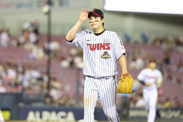Im Chan-kyu de LG lanza con esfuerzo y luego sale del campo en el partido contra KT en Jamsil el día 18. /Foto=proporcionado por LG Twins