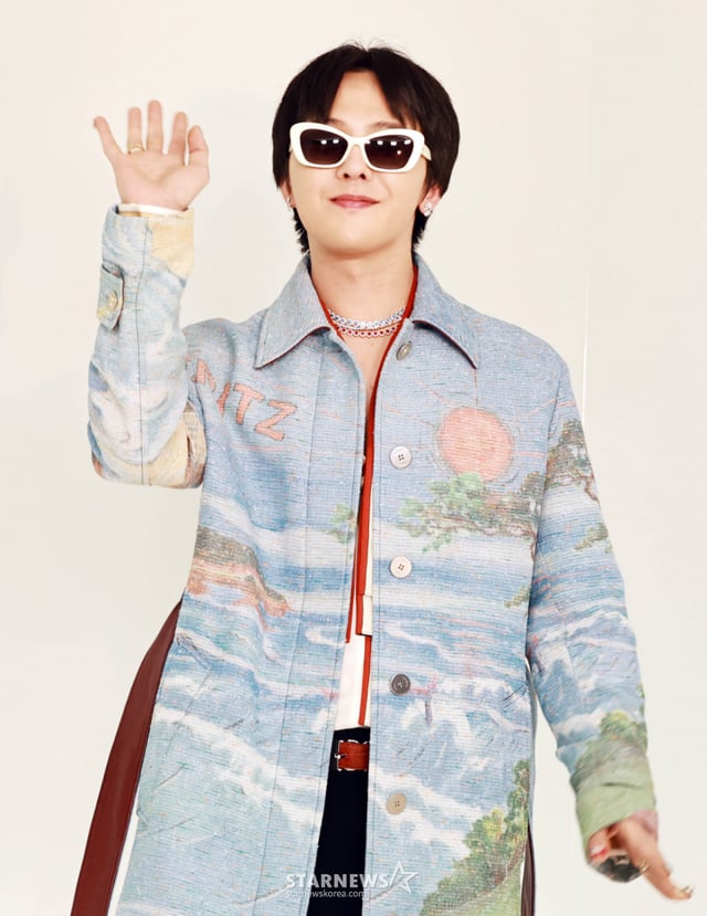 G-Dragon của nhóm BIGBANG tham dự 'Chanel 2026 Métiers d'Art Collection Seoul Show' diễn ra chiều ngày 26 tại Seoul Yeouido và tạo dáng chụp ảnh. 2026.05.26 /ảnh=Lim Sung-kyun tjdrbs23@