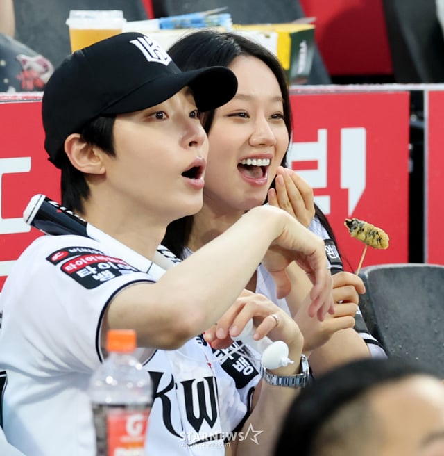 시구-시타에 나섰던 혜리와 황인엽이 7월 9일 수원KT위즈파크에서 열리는 2026KBO리그 전반기 마지막 3연전 키움히어로즈와 KT위즈 경기를 관전하고 있다. 2026.07.09. /사진=강영조 cameratalks@
