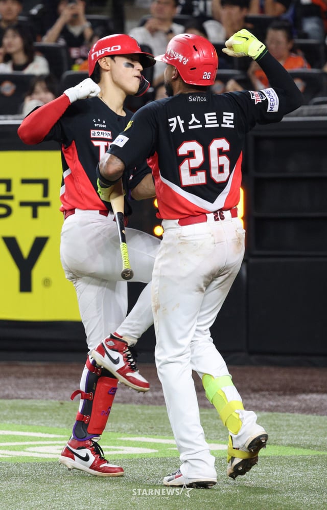 El partido de la Liga KBO Shinhan SOL 2026 entre Hanwha Eagles y KIA Tigers se disputó el día 18 en el Daejeon Hanwha Life Ballpark. Kim Do-young de KIA conecta un jonrón solitario a la izquierda del campo con dos outs en la parte baja de la séptima entrada, regresa al home y realiza una ceremonia con Castro. /Foto=reportero jefe Kim Jin-kyung kim.jinkyung@