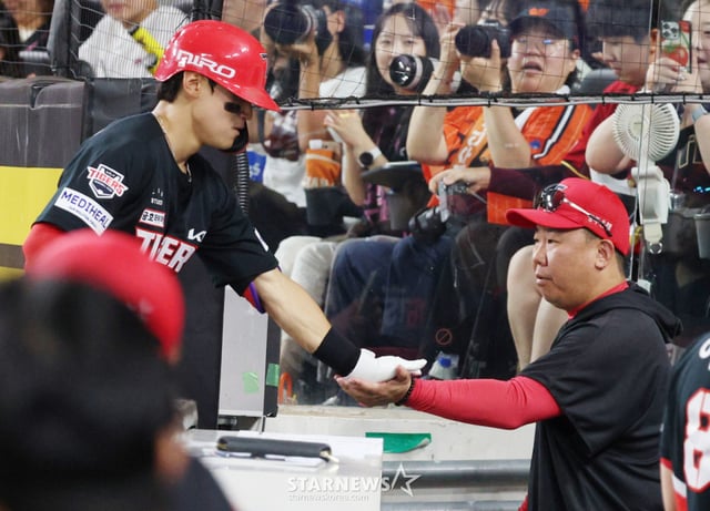 El partido de la Liga KBO Shinhan SOL 2026 entre Hanwha Eagles y KIA Tigers se disputó el día 18 en el Daejeon Hanwha Life Ballpark. Kim Do-young de KIA conecta un jonrón solitario a la izquierda del campo con dos outs en la parte baja de la séptima entrada, regresa al home y recibe la bienvenida del entrenador Lee Beom-ho. /Foto=reportero jefe Kim Jin-kyung kim.jinkyung@
