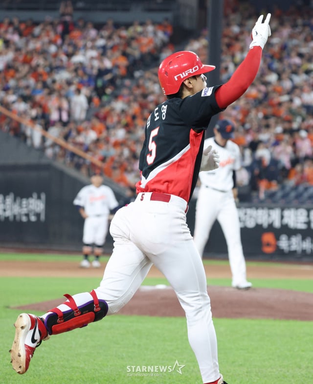 El partido de la Liga KBO Shinhan SOL 2026 entre Hanwha Eagles y KIA Tigers se disputó el día 18 en el Daejeon Hanwha Life Ballpark. Kim Do-young de KIA conecta un jonrón solitario a la izquierda del campo con dos outs en la parte baja de la séptima entrada y regresa al home. /Foto=reportero jefe Kim Jin-kyung kim.jinkyung@