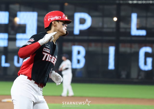 El partido de la Liga KBO Shinhan SOL 2026 entre Hanwha Eagles y KIA Tigers se disputó el día 18 en el Daejeon Hanwha Life Ballpark. Kim Do-young de KIA conecta un jonrón solitario a la izquierda del campo con dos outs en la parte baja de la séptima entrada y regresa al home. /Foto=reportero jefe Kim Jin-kyung kim.jinkyung@