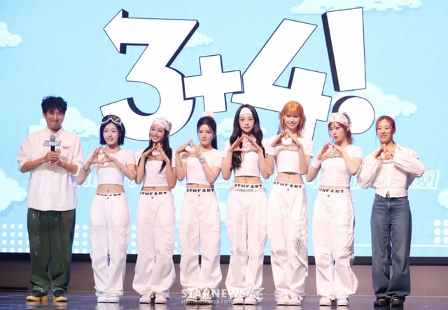 남태진 감독, 걸그룹 앳하트(AtHeart), 안무가 리아킴이 19일 오후 서울 마포구 라이즈오토그래프컬렉션에서 진행된 멀티폼드라마 '3+4!' 제작발표회 및 타임 트래블 프로젝트의 두 번째 싱글 '3!4!' 발매기념 쇼케이스에서 포즈를 취하고 있다. '타임 트래블 프로젝트'는 과거 큰 사랑을 받은 명곡을 현재의 감각으로 재해석하는 앳하트의 글로벌 리메이크 시리즈다. /2026.08.19 /사진=이동훈 photoguy@