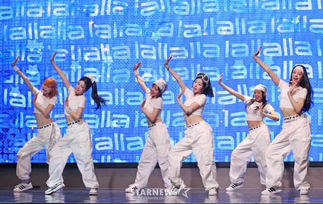 女子组合 AtHeart 于 19日下午在首尔麻浦区 Rise Autograph Collection 举行的多形态电视剧《3+4!》制作发布会及时空旅行项目第二张单曲《3! 4!》发行纪念 Showcase 上展示了新歌。“时空旅行项目”是 AtHeart 以当代审美重新诠释过去广受喜爱的经典名曲的全球重制系列。/2026.08.19 /图片=李东勋 photoguy@