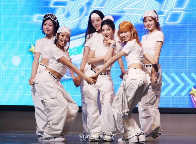 女子组合 AtHeart 成员 Arin 于 19日下午在首尔麻浦区 Rise Autograph Collection 举行的多形态电视剧《3+4!》制作发布会及时空旅行项目第二张单曲《3! 4!》发行纪念 Showcase 上展示了新歌。“时空旅行项目”是 AtHeart 以当代审美重新诠释过去广受喜爱的经典名曲的全球重制系列。/2026.08.19 /图片=李东勋 photoguy@