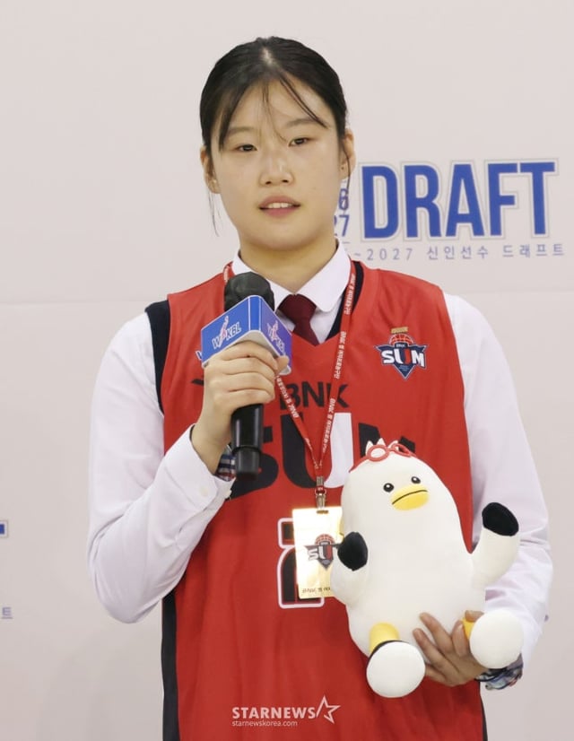 El draft de novatos del WKBL para la temporada 2026-2027 se celebró el día 19 en el Gimnasio Cheongju de la ciudad de Cheongju. Lim Yeon-seo (del preparatoria Suwha) ha expresado sus impresiones tras ser seleccionada con la segunda opción del primer round por BNK Sum. /Foto=corresponsal jefe Kim Jin-kyung.