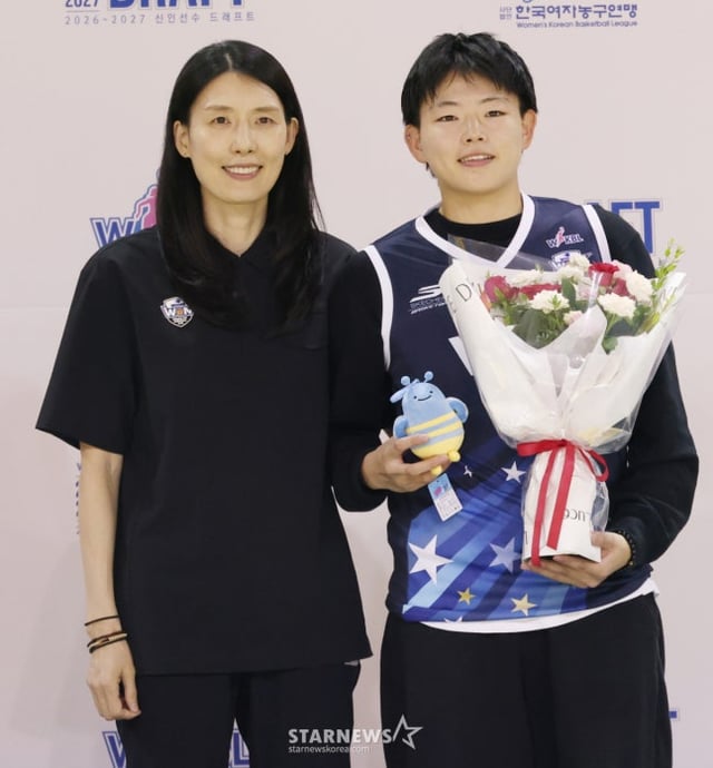El draft de novatos del WKBL para la temporada 2026-2027 se celebró el día 19 en el Gimnasio Cheongju de la ciudad de Cheongju. Kim Ri-hye (Universidad Aichi Gakusen) posó junto al entrenador Jeon Ju-won después de ser seleccionada en la tercera posición del primer round por Banco Woori. /Foto=corresponsal jefe Kim Jin-kyung.