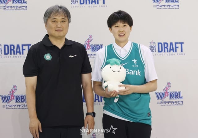El draft de novatos de la WKBL para las temporadas 2026-2027 se celebró el día 19 en el Gimnasio Cheongju de la ciudad de Cheongju. Después de que Yurí Okura (Universidad Aichi Kikusen) fuera seleccionada en la cuarta ronda del primer turno por el Banco Hana, posó junto con el entrenador Lee Sang-beom. /Foto=corresponsal jefe Kim Jin-kyung.