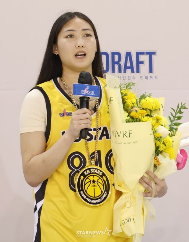 El draft de novatos de la WKBL para las temporadas 2026-2027 se celebró el día 19 en el Gimnasio Cheongju de la ciudad de Cheongju. Won Yi-ana (Universidad Siena Heights) ha expresado sus impresiones tras ser seleccionada en la quinta posición del primer round por KB Stars. /Foto=corresponsal jefe Kim Jin-kyung.