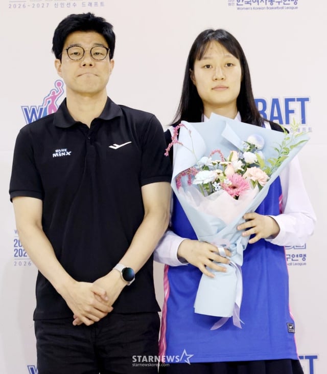 El draft de novatos del WKBL para la temporada 2026-2027 se celebró el día 19 en el Gimnasio Cheongju de la ciudad de Cheongju. Tras ser seleccionada en la sexta ronda de la primera ronda por Samsung Life, Lee So-hee (del Liceo Sookmyung) posó junto al entrenador Ha Sang-yoon. /Foto=corresponsal jefe Kim Jin-kyung.