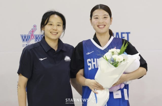 The 2026–2027 season WKBL rookie player draft was held on the 19th at Cheongju Gymnasium in Cheongju City. After being selected as the first overall pick in the first round by Shinhan Bank, Kaneda Mana (Osaka University of Human Sciences) poses with head coach Choi Yoon-ah. /Photo=Chief correspondent Kim Jin-kyung.